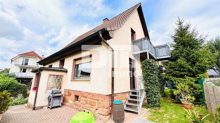 Helle Dreizimmerwohnung mit Terrasse + Stellplatz in saniertem Zweifamilienhaus - Frontansicht